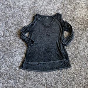 Size small 3/4 cold shoulder sleeve.